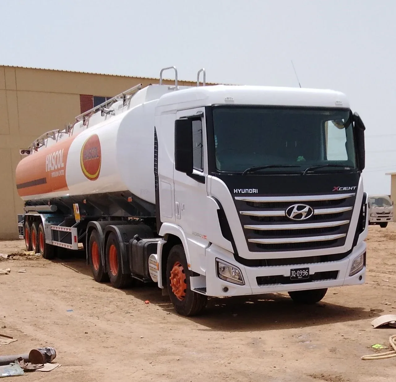 Liquid tanker truck